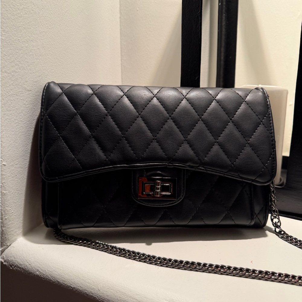 Elegant Black Quilted Chain Bag